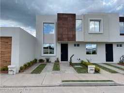 Irapuato. Casa de 2 niveles, con cocina equipada - VENTA