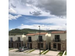 Casa equipada y con seguridad. RENTA - Capital Sur