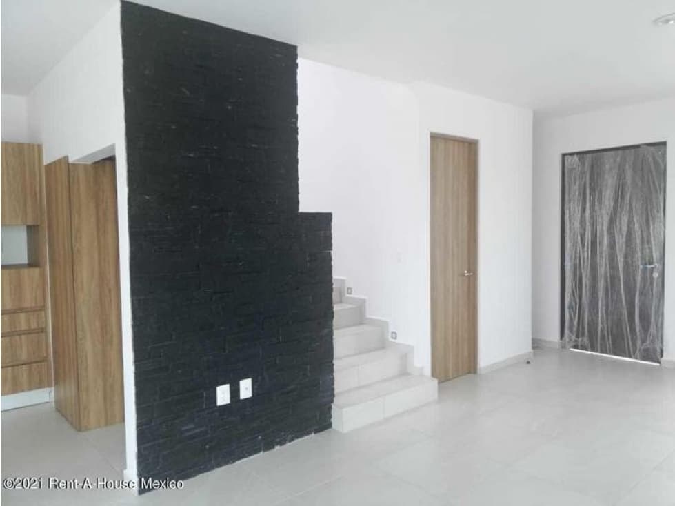 Casa en Capital Sur, con terraza y sala de TV. VENTA — foto 2