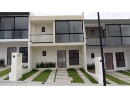 Capital Sur casa en VENTA de 3 recamaras! RAHQRO 22-579