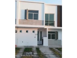 VENTA de casa con estudio y patio trasero. Los Olvera