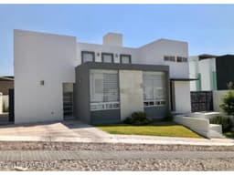 Vista Real aprovecha casa en VENTA en residencial exclusiva! RAH
