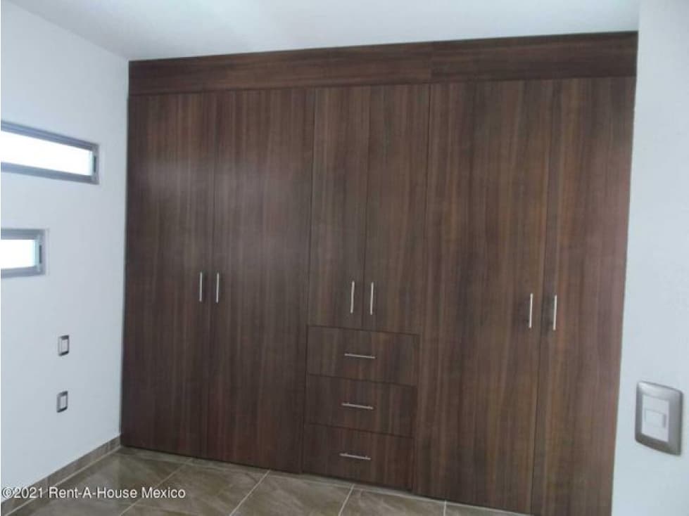 Casa equipada con balcón, en El Mirador. VENTA — foto 4