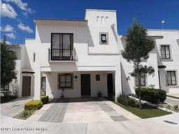 VENTA - Zákia. Casa con espacioso jardín y amenidades