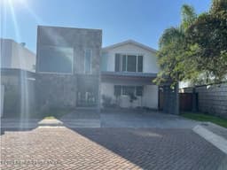 Se vende amplia  hermosa casa e esquina en tejeda 4 recamaras 5 baños