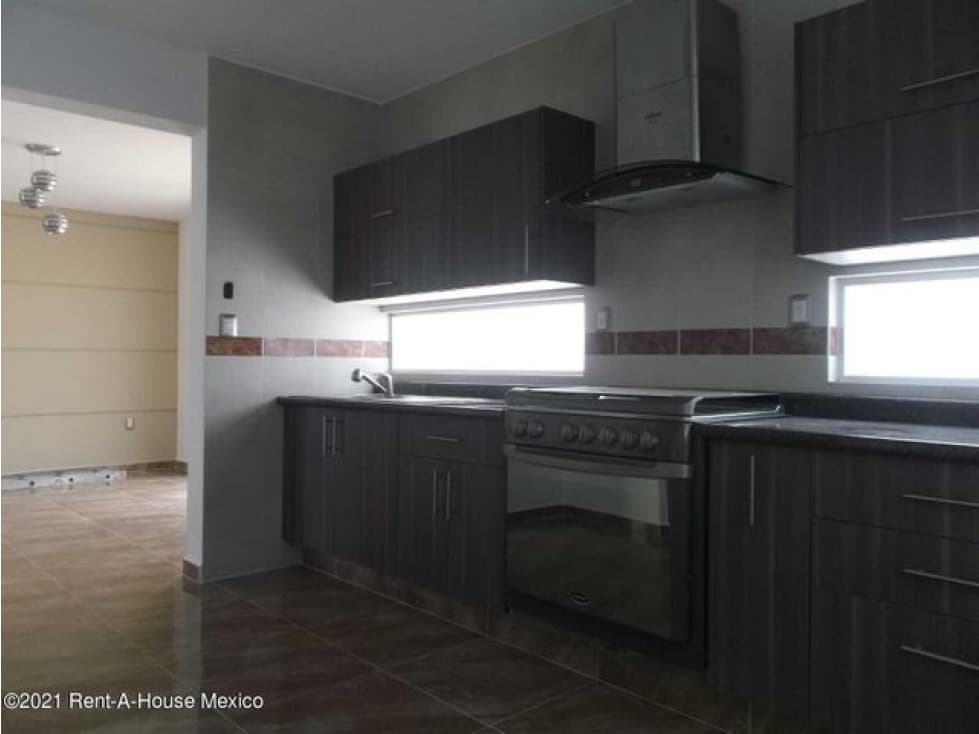 Casa equipada con balcón, en El Mirador. VENTA — foto 5