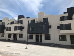 El Mirador casa en VENTA de 3 niveles y 3 recamaras RAHQRO 22-3781