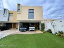 Casa en renta Zibata -GOH