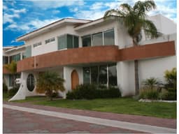 Los Olveras-Corregidora Amplia casa con excelentes amenidades.AR 4303