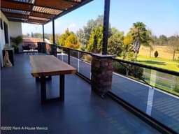 VENTA de casa con sala de TV y 5 recámaras. San Gil