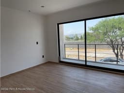 Casa de 2 niveles con family room, El Mirador. VENTA