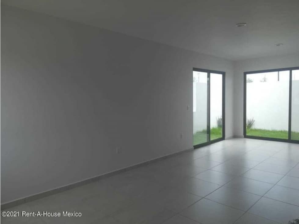 Casa en Capital Sur, con terraza y sala de TV. VENTA — foto 3