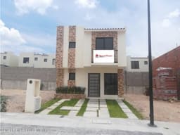 Estrena Casa en Capital Sur, 3 recamaras, estudio, 3 baños.RH8