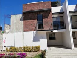 El Pueblito - Casa con roof garden y cuarto de TV. VENTA