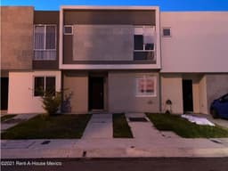 VENTA - Casa con amenidades y estudio, en Zákia