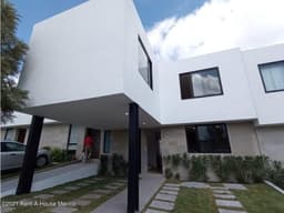 Bonita casa en renta en Zibata *AGT*