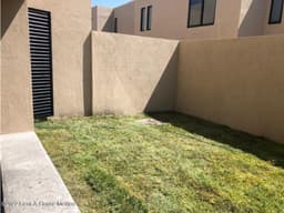 Casa en condominio con gimnasio, en Zákia. RENTA