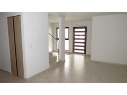 CAPITAL SUR CASA EN VENTA DE ARQUITECTO 3 RECAMARAS SALA DE TV JARDIN