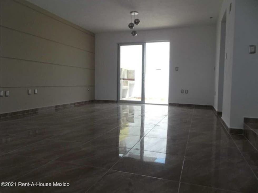 Casa equipada con balcón, en El Mirador. VENTA — foto 1