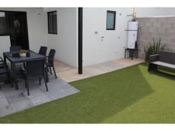 Zákia, casa de 2 niveles con jardín - VENTA