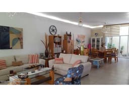 Casa con estudio y patio trasero, en Milenio 3era Sección. VENTA