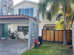 Casa de 4 recámaras con baño propio cada una. VENTA, Tejeda