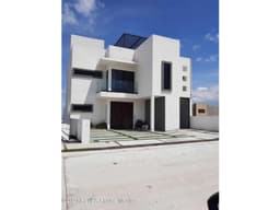 Casa en Vista Real, con roof garden y amenidades. VENTA