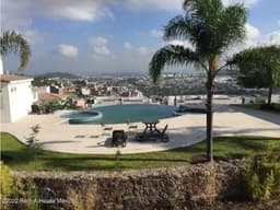 Casa equipada con cuarto de servicio, Vista Real - VENTA y RENTA