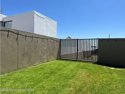 QH1 Casa en Esquina con Enorme Jardín  Zibatá Querétaro
