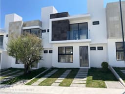 CASA EN VENTA SAN ISIDRO JURIQUILLA 3 RECAMARAS JARDIN ALBERCA