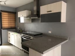 Casa en RENTA, con estudio y patio trasero. Zákia