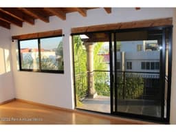 Milenio 3era Sección. Casa con sala de TV y patio trasero, RENTA