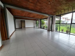 Casa Estilo Rustico con hermoso y enorme jardín.