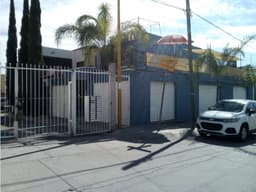 VENTA DE CASA DE 4 RECAMARAS Y 3 LOCALES COMERCIALES