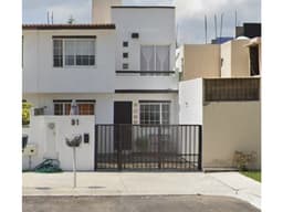 REMATO CASA DOS PISOS CERCA DE LA PIRAMIDE QUERETARO