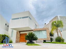 MAGNÍFICA CASA EN RENTA CON EXCELENTE DISTRIBICIÓN
