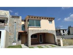 Casa En Venta En Zerezotla Con Amplio Jardín En Fraccionamiento