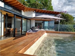 MODERNA RESIDENCIA CON VISTA AL LAGO
