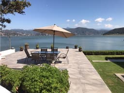 CASA CON ACCESO DIRECTO AL LAGO