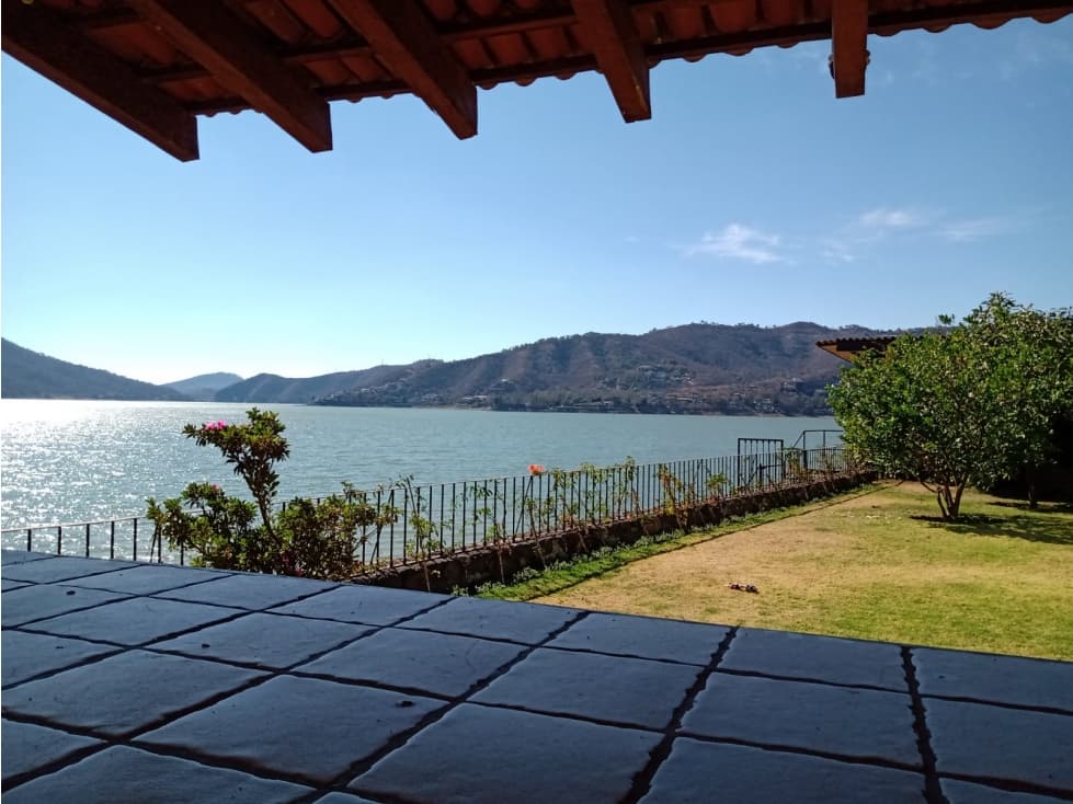CASA CON ACCESO AL LAGO — foto 1