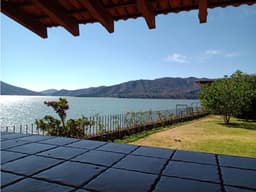 CASA CON ACCESO AL LAGO