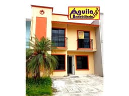 Clave: 586. águila VENDE casa. Elegantes acabados en madera.