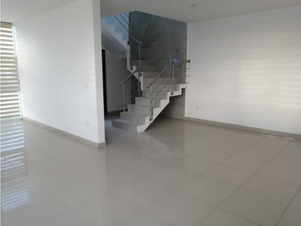 CASA EN VENTA AL NORTE EN RESIDENCIAL LAS PLAZAS — foto 4
