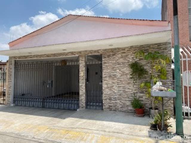 casa con consultorio en las alamedas — foto 1