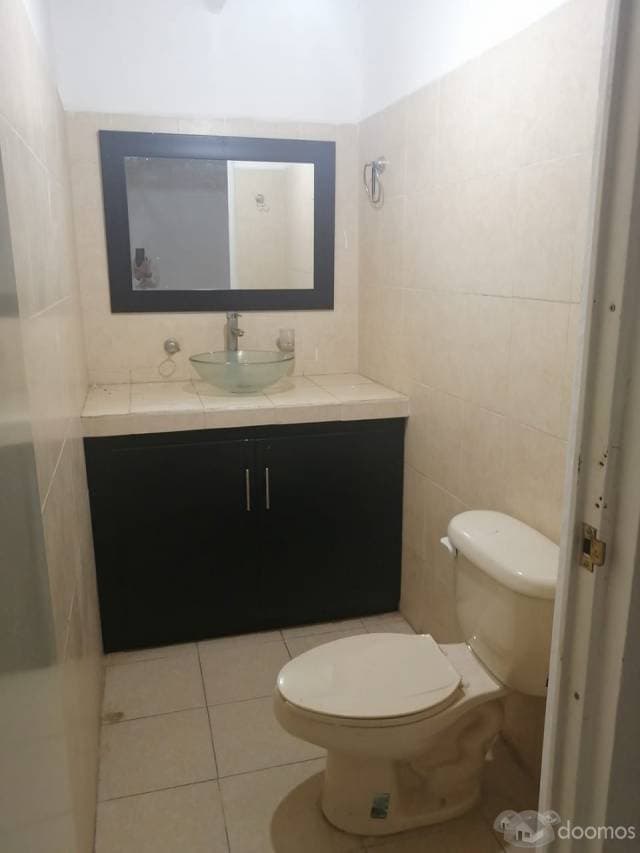 LOCAL COMERCIAL CON OFICINAS EN EXCELENTE UBICACIÓN — foto 4