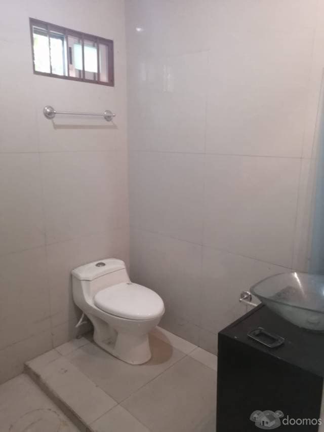 LOCAL COMERCIAL CON OFICINAS EN EXCELENTE UBICACIÓN — foto 5