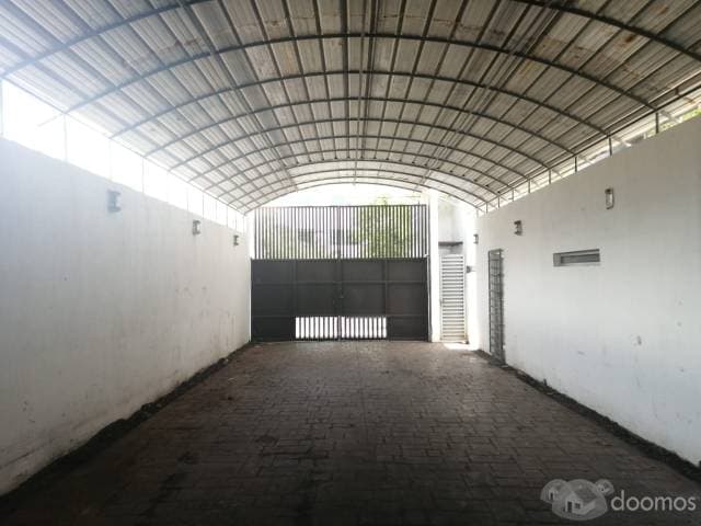 LOCAL COMERCIAL CON OFICINAS EN EXCELENTE UBICACIÓN — foto 11