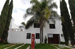 Amplia casa en Fraccionamiento Altus Bosques