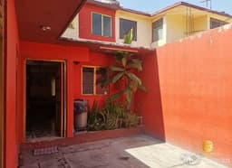 Amplia casa con buena ubicación - Villa de las Flores