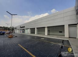 Local de 57 m2. en plaza comercial de alto flujo peatonal y vehícular, ideal para giros de servicios, cuenta con altura de 6 metros con posibilidad a la instalación de un segundo nivel y un espacio en